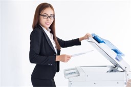 Sorridente asian business woman che fa copie